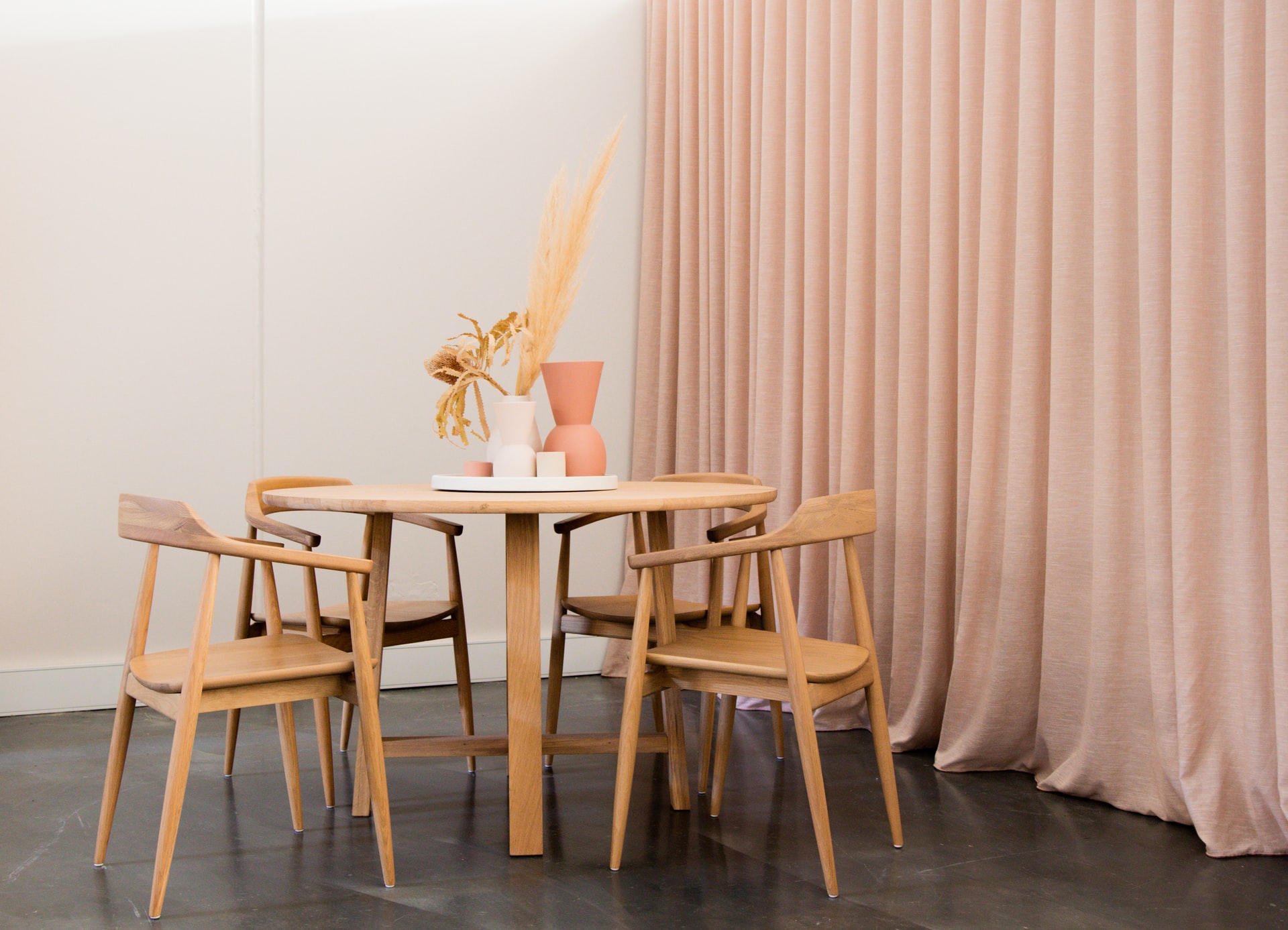 Foto Una mesa de comedor con un camino de mesa en blanco y negro – Mesa  Imagen en Unsplash