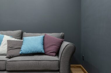 sala gris con pared gris